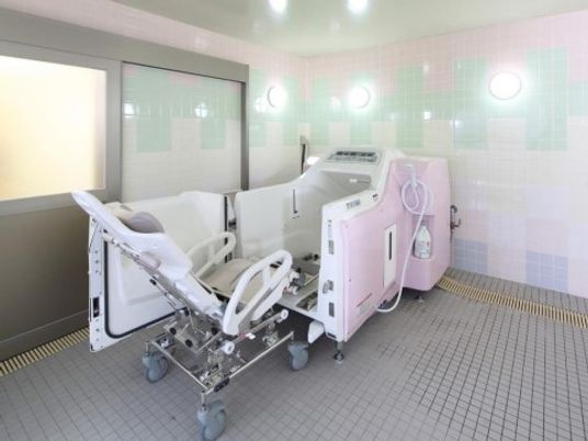 バリアフリー設計の浴室