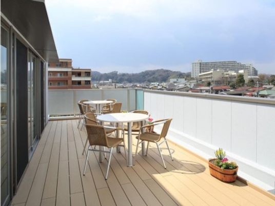 明るい屋外テラス