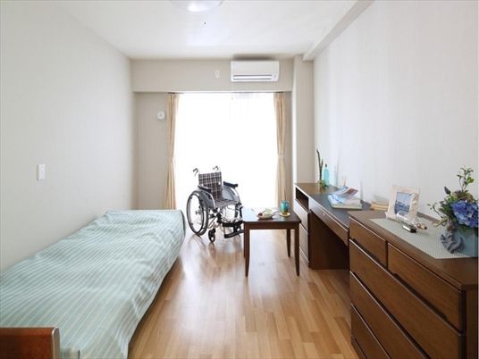 明るく広々した居室