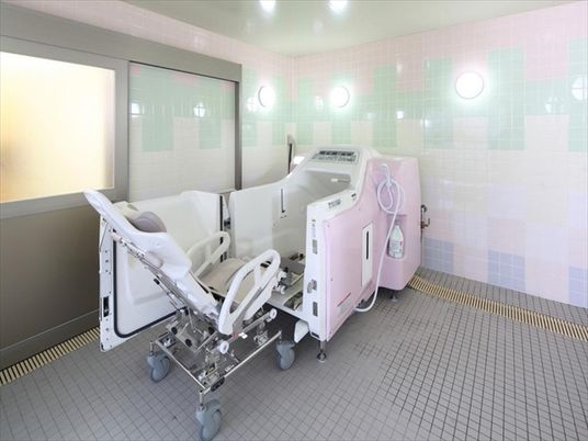 バリアフリーの清潔な浴室