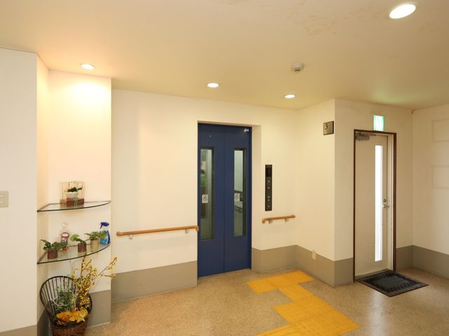 エレベーターと廊下の風景