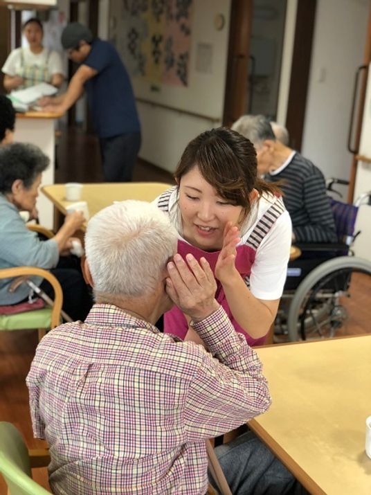 ケアと笑顔の場面