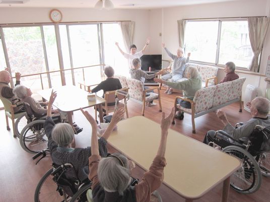 笑顔で手を挙げる人々