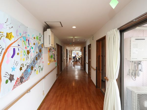 カラフルな壁画のある廊下