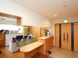 受付カウンターと入り口