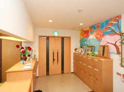 カラフルな壁画のロビー