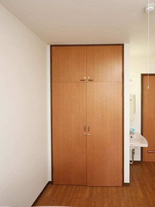 きれいな木製のクローゼット
