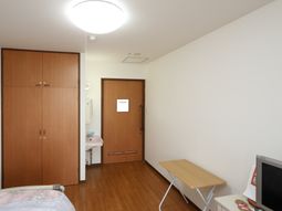 シンプルな居室の様子