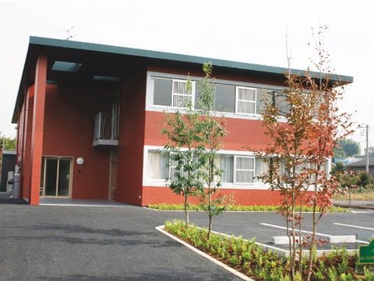 赤い屋根の建物外観