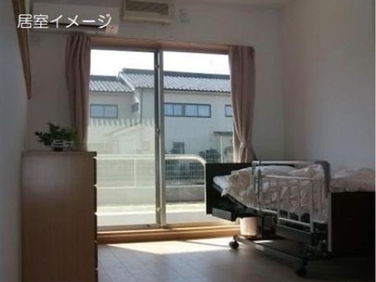 明るい居室の窓