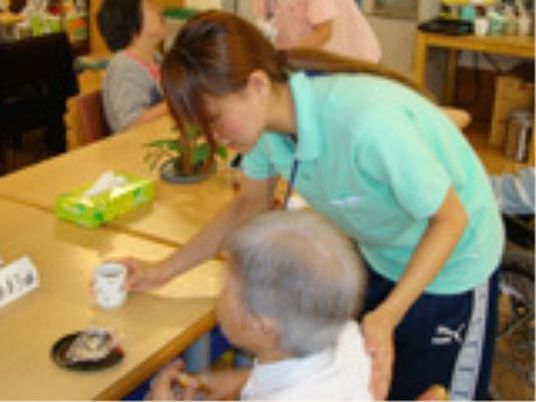 スタッフがお茶を差し出す様子