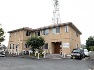 茶色の建物と駐車場