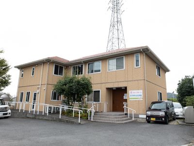 茶色の建物と駐車場