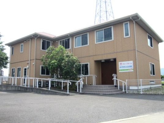 茶色の建物明るい外観