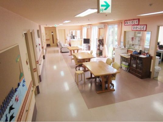 廊下にテーブルのある空間