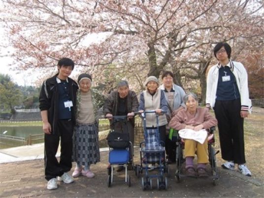 春日和の中庭での集合