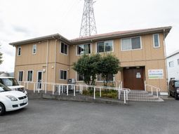 ベージュの建物外観