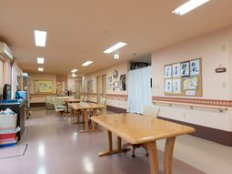 明るい食堂の内観