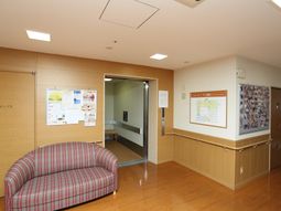 チェック柄ソファーのある廊下