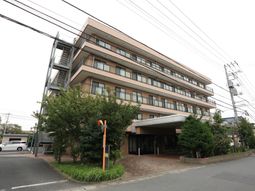 多階層の建物の正面