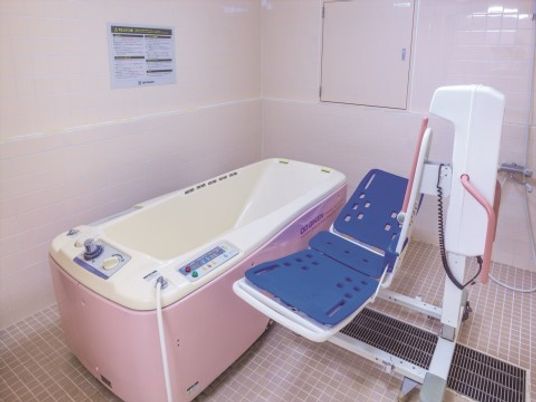 「ニチイホーム 鷺沼南」の特別浴室。入浴介助用の設備を整えている。