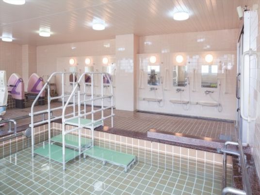 「ニチイホーム 鷺沼南」の一般浴室。ゆったりとした空間で入浴できる。