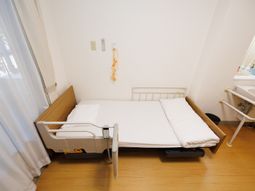 清潔な個室のベッド