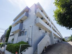 白い建物の外観