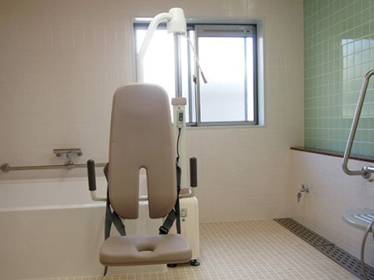 介助用バスチェアの浴室