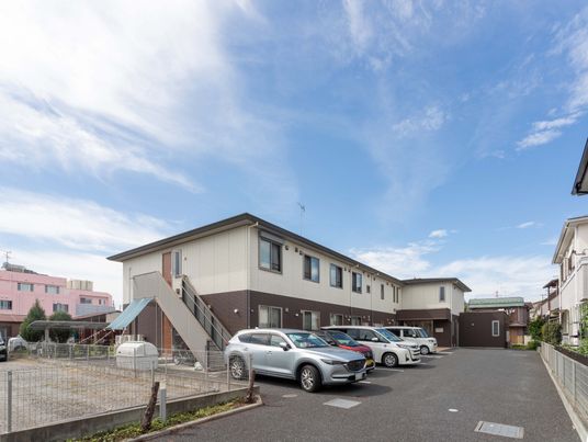 駐車場のある建物外観