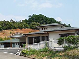 緑に囲まれた外観  