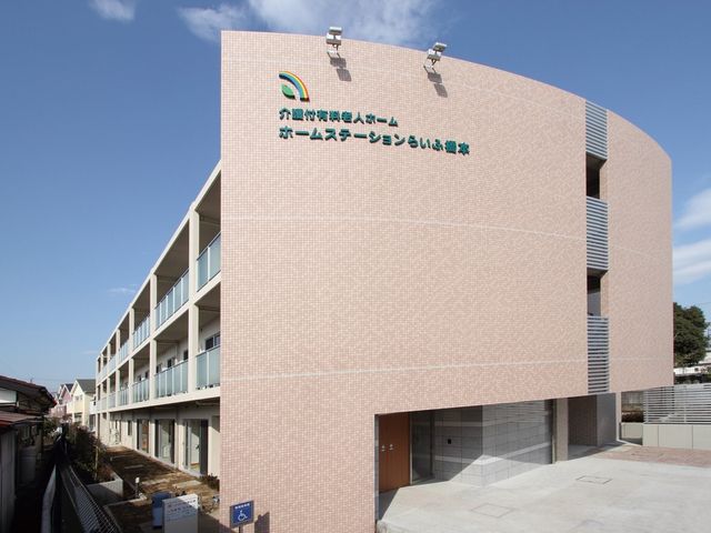 暖色調の外観の建物 外観 広々とした建物の外観は、通りに面して開放的な雰囲気を醸し出しており、青空のもとで明るい職場を希望される方に最適です。