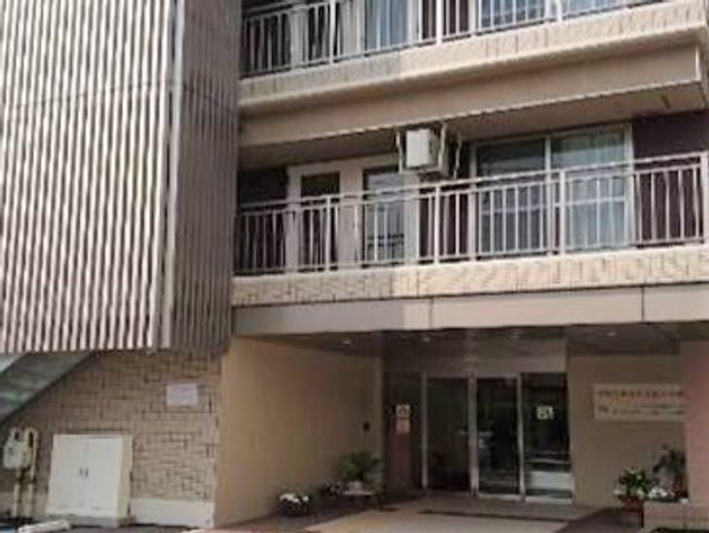 清潔な外観の建物 外観 アクセスしやすい場所に位置する建物で、すっきりとした外観が印象的です。明るくきれいなエントランスがお出迎えします。