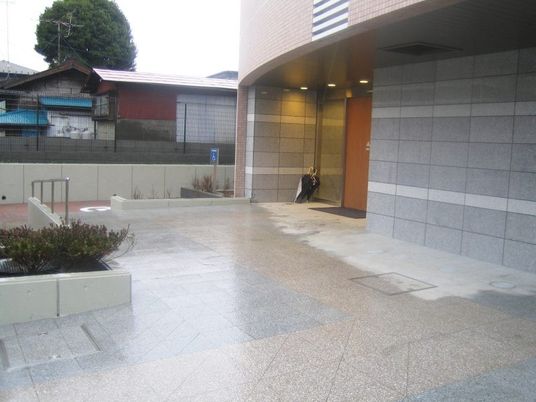建物のエントランス前  