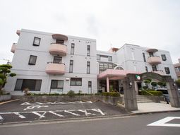 白とピンクの建物正面