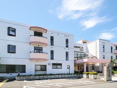 白い建物の外観