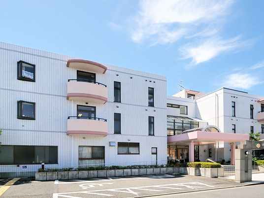 白い建物の外観