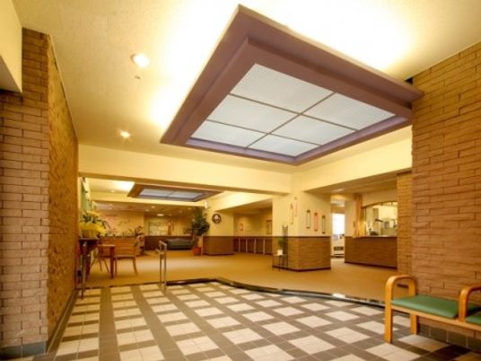 明るいロビーの全景