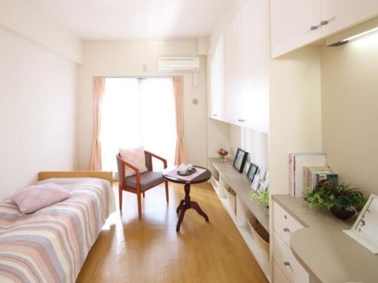 明るい個室の居室