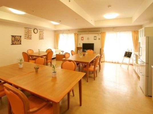 明るい共有ダイニングスペース