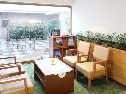 中庭を望む快適なラウンジ