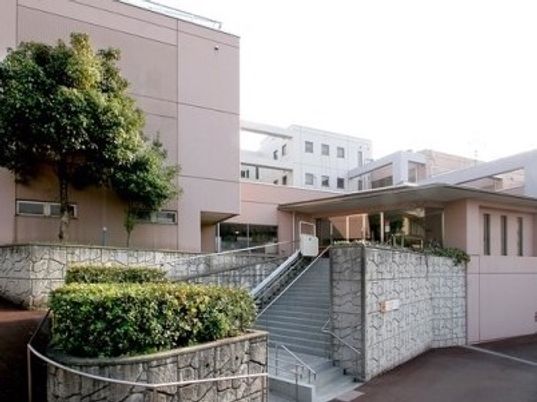 緑豊かな施設の外観