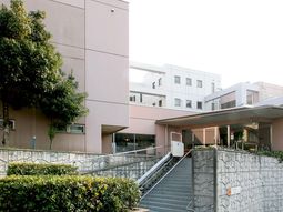 庭と建物のエントランス