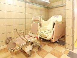 介護用の清潔な浴室