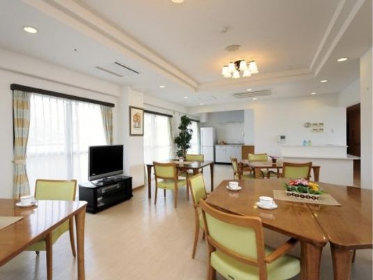 明るい共有リビング空間