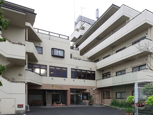 多階層の建物外観