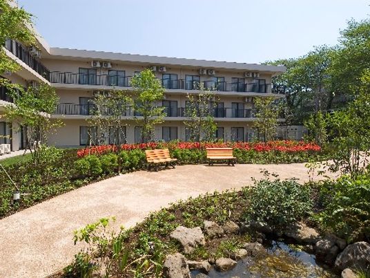 緑豊かな庭と建物