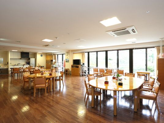 広々明るい食堂スペース