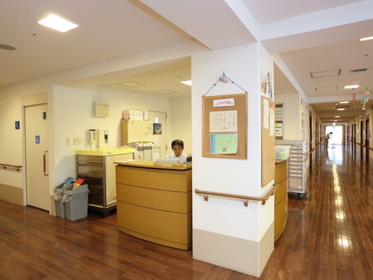 清潔な廊下とフロント