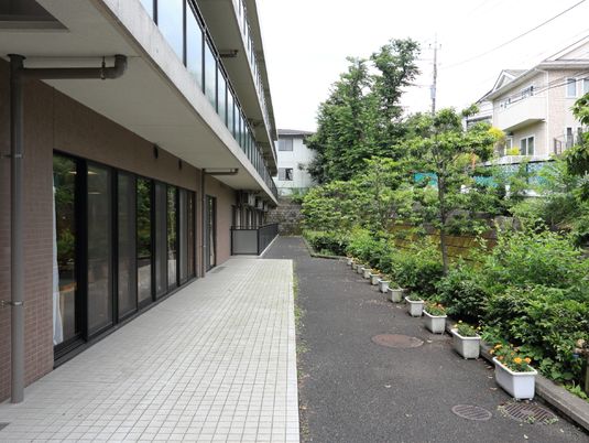 施設の庭付き廊下